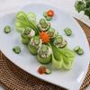 Salad đậu bắp với hình ảnh hoa văn trang trí thật bắt mắt sinh động.