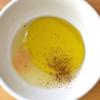 Đun sôi nồi nước, cho pasta couscous vào luộc tầm 5 - 7 phút đến khi chín mềm rồi trút ra rổ cho ráo nước. Dưa leo rửa sạch, cắt miếng nhỏ. Ngò xắt nhuyễn. Cho cả hai vào tô lớn với chút vỏ chanh bào. Nước sốt: cho nước cốt 1 trái chanh, 2 muỗng dầu olive, 1/4 muỗng bột tỏi, 1/4  muỗng muối, 1/4 muỗng tiêu vào chén và khuấy đều lên.