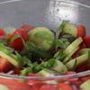 Sau đó, đổ hỗn hợp vừa trộn vào tô dưa cà chua rồi trộn đều lên. Có thể đặt trong ngăn mát tủ lạnh khoảng 30-45 phút trước khi dùng để món salad được mát lạnh và ngon hơn.