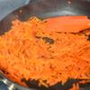 Hành tây cắt mỏng, cà rốt gọt vỏ rồi bào nhỏ. Sau đó lần lượt xào hành tây chín để ra đĩa và xào cà rốt đến mềm cũng để ra đĩa nguội bớt.