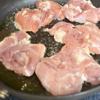Thịt ức gà rửa sạch, rắc muối và tiêu lên cả 2 mặt. Cho dầu ăn vào chảo, chiên cho đến khi thịt gà có màu vàng nâu và chín. Khi gà chín, cắt thịt gà thành những miếng nhỏ.