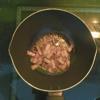Bacon bạn cắt nhỏ và áp chảo cho đến khi vàng và chảy bớt phần mỡ. Bắp luộc chín. Cà chua bi cắt làm đôi