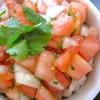 Cho salad ra dĩa và thưởng thức. Salad hành tây cà chua cực nhanh chóng và đơn giản với hương vị tươi ngon, chua ngọt hấp dẫn. Món này thích hợp cho chị em giảm cân đấy.