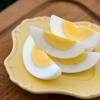 Trứng gà luộc 10-12 phút, bóc vỏ. Cắt làm bốn. Sau khi luộc trứng để lạnh sẽ dễ bóc vỏ hơn.