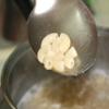 Mì luộc chín rồi vớt ra, trộn với 80ml dầu ô liu. Ớt chuông và xúc xích cắt hạt lựu.