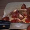 Hành tây cắt lát, cà chua cắt nhỏ. Xà lách rửa sạch, cắt nhỏ.