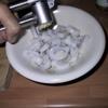 Mực tươi làm sạch, sau đó cắt ra thành từng khoanh tròn nhỏ. Tiếp theo thêm tỏi băm và tương ớt vào.