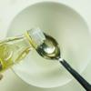 Pha nước trộn: Hòa tan 3 muỗng canh giấm, 1 muỗng canh đường trắng, 1/2 muỗng cà phê muối, 30ml dầu olive trong 1 cái chén nhỏ, khuấy đều cho hỗn hợp hòa tan hoàn toàn.