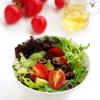 Rưới bát nước trộn lên bát salad rồi xóc đều hoặc trộn nhẹ, đều tay để không làm rau củ dập nát. 