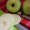 Gọt sạch táo đỏ và táo xanh, bỏ ruột và hột sau đó cắt lát mỏng. Ngâm táo vào nước cốt chanh và 1 muỗng canh đường để táo giòn và không bị đen.