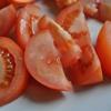 Hành tây và cà chua rửa sạch cắt múi cau. 
