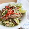 Khi dùng bạn dọn salad bò kiểu Thái ra đĩa, đặt vài lát chanh dành cho thực khách thích ăn chua hơn.