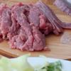 Thịt bò rửa sạch, cắt miếng mỏng vừa ăn. Sau khi cắt ướp với 1 ít muối và tiêu trong 5-10 phút. 