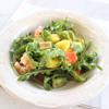 Bày trí ra đĩa, rắc thêm ít lá bạc hà cho tăng thêm hương vị là có thể dùng. Món salad tôm nướng trộn cùng rau quả này rất giàu dưỡng chất và vitamin tốt cho sức khỏe. Thích hợp cho chị em ăn kiêng để dưỡng dáng, đẹp da.