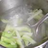 Hành tím và cần tây thái nhỏ. Bông cải xanh lấy thân cải cắt nhỏ vừa ăn. Đun sôi nồi nước cho thân bông cải xanh vào luộc khoảng 5 phút thì vớt ra để ráo. Tôm tươi bóc bỏ vỏ, bỏ chỉ đen, luộc chín. Trong cốc thủy tinh, cho 60ml nước, thịt băm vào, đặt vào lò vi sóng cho thịt chín. Lất cốc thịt ra, thêm vào ớt thái nhỏ, 2 muỗng canh nước cốt chanh, 1 muỗng canh nước mắm, 1 muỗng canh đường, khuấy đều cho tan gia vị.