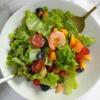 Với những nguyên liệu đơn giản và một chút biến tấu trong nước sốt, chúng ta có ngay một món salad thơm ngon bổ dưỡng. Cách làm salad tôm xoài sốt sữa chua rất đơn giản, những ngày hè nóng bức bạn nên làm một món salad cho cả nhà thưởng thức để giải nhiệt nhé!