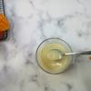 Làm sốt sữa chua: Cho vào chén 1 hủ sữa chua có đường, trộn đều sữa chua với 2 muỗng canh mật ong, 1/2 muỗng cà phê muối, 1/2 muỗng cà phê tiêu và 1 muỗng canh dầu olive. Khuấy đều đến khi hỗn hợp hoà quyện với nhau.