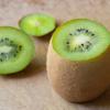 Kiwi cắt miếng nhỏ trên đầu trái kiwi, dùng muỗng múc lấy phần thịt kiwi, giữ lại phần vỏ.