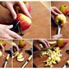 Sau đó thái dưa chuột, táo, củ sắn và xoài giống hạt đậu cove cỡ 1cm*1cm. Không thái nhỏ quá sẽ dẫn đến nguyên liệu bị vụn và nát trong lúc trộn.