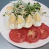 Cho trứng gà, rau mầm, cà chua ra đĩa. Chan đều phần sốt mayonnaise lên trên và thưởng thức ngay!