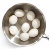 Nấu nồi nước sôi, cho trứng vào luộc đến khi chín thì vớt ra thau nước lạnh khoảng 5 - 10 phút, sau đó lột vỏ trứng. Làm nước sốt: cho 100g sốt mayonnaise, 2 muỗng tương ớt, 1/4  muỗng muối, 1/2 muỗng nước cốt chanh, chút tiêu và khuấy đều lên. Trứng sau khi lột vỏ thì cắt nhỏ vừa ăn. Hành lá rửa sạch, xắt nhỏ.