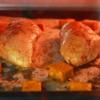 Cho khay nướng vào rãnh giữa lò, nướng 30 phút ở 175 độ C. Đến khi thấy gà chín xém vàng, bí đỏ mềm thì lấy ra khỏi lò. Đợi gà hơi nguội thì cắt thành những lát gà vừa ăn.