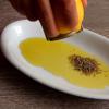 Trộn đều 20ml dầu olive cùng với 5gr hỗn hợp lá gia vị Âu dạng khô, 1/2 muỗng cà phê muối, 1/2 muỗng cà phê tiêu, 2gr vỏ chanh. Cho ức gà vào ướp chung với hỗn hợp này 15-20 phút. 