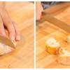 Mở sẵn lò nướng ở 200 độ C. Tỏi lột vỏ, băm nhuyễn. Cho tỏi băm, 1 muỗng dầu olive, 1/4 muỗng muối, 1/4 muỗng tiêu vào một tô lớn rồi trộn thật đều. Bánh mì cắt thành từng viên vuông nhỏ vừa ăn. Cho bánh mì vừa cắt vào tô sốt và trộn thật đều rồi dàn ra khay nướng. Đặt bánh mì vào lò nướng khoảng 15 phút đến khi thấy chuyển sang màu vàng nâu là được. Lấy ra và để nguội.