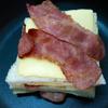 Xếp thức ăn bánh mì sandwich, 1 lớp phô mai, thịt xông khói lên. Bạn có thể hoán đổi vị trí thịt xông khói và phô mai đều được.