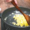Đun nóng 1 muỗng canh dầu ăn, cho trứng vào khuấy đều, đánh tơi đến khi chín thì tắt bếp.