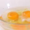 Cho trứng vào tô, thêm 1/4 muỗng cà phê muối và 1/4 muỗng cà phê đường, đánh tan thành hỗn hợp đồng nhất.