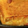 Cho 10gr bơ lạt vào chảo, đun cho bơ tan chảy ở lửa nhỏ rồi cho bánh mì sandwich vào áp chảo mỗi mặt 2 - 3 phút cho chín vàng thì trở mặt và tiếp tục chiên 2 - 3 phút là được.