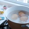Đun sôi nồi nước, cho 4 quả trứng gà vào luộc chín 15 phút. Tiếp theo, vớt ra để vào tô nước lạnh nguội hoàn toàn. Sau đó bóc vỏ trứng.