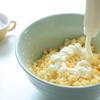 Dùng nĩa dằm nhuyễn trứng gà. Sau đó cho vào tô 50gr sốt mayonnaise, 1/4 muỗng cà phê muối và 1/4 muỗng cà phê tiêu. Tiếp tục dùng muỗng trộn đều cho trứng hòa quyện vào sốt.