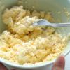 Dùng nĩa dằm nhuyễn trứng gà. Sau đó cho vào tô 50gr sốt mayonnaise, 1/4 muỗng cà phê muối và 1/4 muỗng cà phê tiêu. Tiếp tục dùng muỗng trộn đều cho trứng hòa quyện vào sốt.