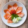Sashimi cá hồi là một món ăn không đòi hỏi quá nhiều thao tác chế biến.