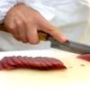Đặt thịt cá ngừ lên thớt, cắt thành từng láy dày khoảng 1 cm.