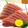 Bày trí thịt cá ngừ đã cắt lên đĩa, chấm cùng mù tạt và nướng tương rồi thưởng thức.