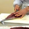 Tiếp tục tiến hành lấy bỏ các phần xương còn lại trên thịt cá và phần da cá, chỉ để lại phần thịt cá.