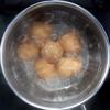 Nấu nước sôi, cho 6 quả trứng vào luộc trong 5 phút, vớt ra cho vào tô nước đá lạnh. Lột vỏ trứng.
