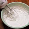 Dùng máy đánh trứng, đánh bông kem whipping trong tô. Nên đánh ở tốc độ đều để kem bông lên.
