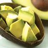 Bơ tách đôi bỏ hạt, nạo lấy phần thịt quả. Chuối bóc bỏ, cắt miếng nhỏ, kiwi gọt bỏ vỏ và lõi.