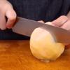 Đào gọt hết vỏ, cắt lấy phần thịt quả cho đến tận hạt.