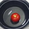 Cà chua rửa sạch. Dùng mũi dao sắc khía hình chữ thập trên đầu quả. Thả cà chua vào nồi nước, luộc chín. 