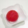 Khi cà chua chín, vớt ra cho nguội bớt thì lột sạch vỏ. Cà chua cắt miếng vuông nhỏ. Cà rốt cũng rửa sạch, gọt vỏ và cắt miếng tương tự. 
