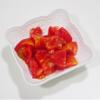 Khi cà chua chín, vớt ra cho nguội bớt thì lột sạch vỏ. Cà chua cắt miếng vuông nhỏ. Cà rốt cũng rửa sạch, gọt vỏ và cắt miếng tương tự. 