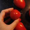 Cà chua rửa sạch, cắt 2 đường hình chữ thâp lên vỏ, trụng vào nước sôi khoảng 5 phút rồi vớt ra bóc vỏ, bỏ hạt.