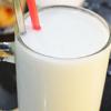 Sinh tố sữa dừa vừa béo vừa thơm, kích thích người thưởng thức. Còn gì hơn khi được thưởng thức một ly sinh tố sữa dừa vào trưa hè!