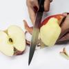 Chuẩn bị nguyên liệu sinh tố táo: Rửa sạch táo, gọt vỏ, cắt thành từng miếng nhỏ.