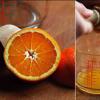 Rửa sạch trái cây, sau đó cam vắt lấy nước. Dâu tây cắt bỏ cuống cắt nhỏ. Chuối bóc vỏ, cắt khúc.
